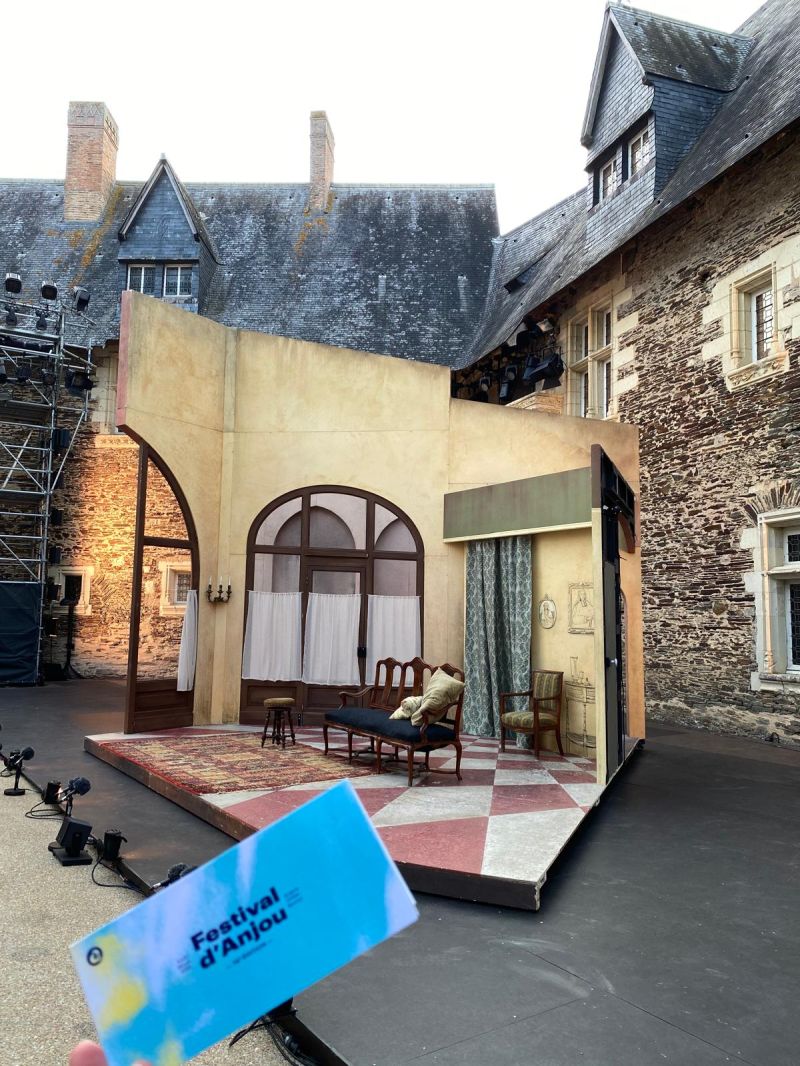 Scène d'une pièce de théâtre du Festival d'Anjou 2025