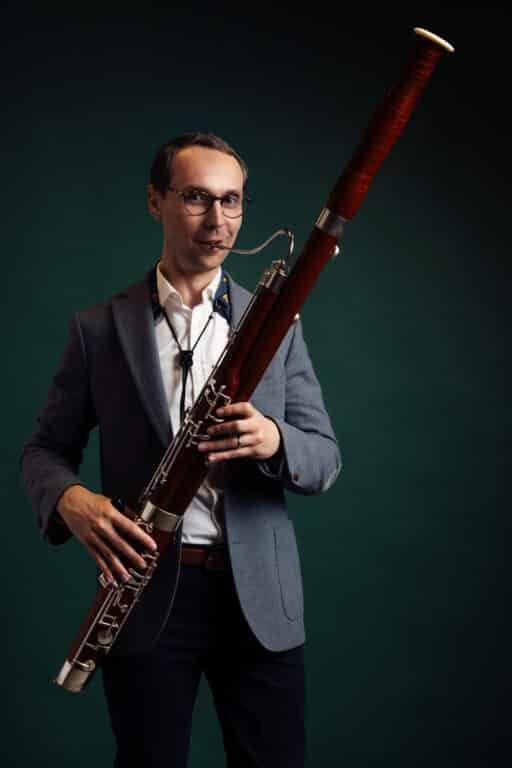Quentin MÉTAIS : dirigeant du cabinet gestionnaire de patrimoine M Conseils : photo décalée jouant d'un instrument
