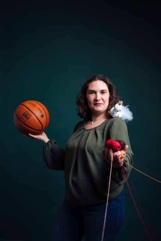 Bérengère Boucher, assistante de direction chez M Conseils : photo décalée avec ballon de basket et tricot